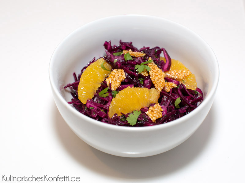 Rotkohlsalat mit Orangen und Sesam-Krokant | kulinarisches Konfetti